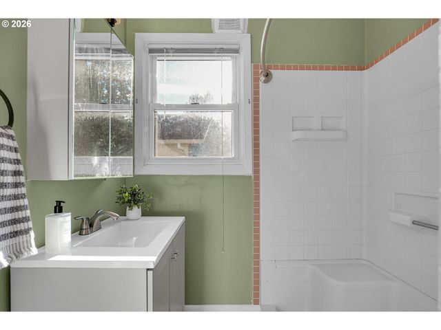 1023 Ne 172ND Ave, Portland, OR 97230