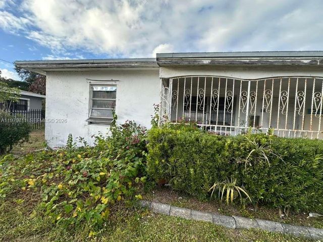 521 NW 189th Ter, Miami Gardens, FL 33169
