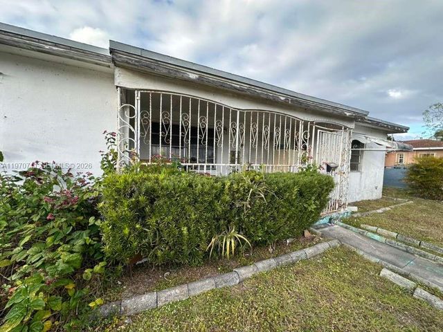 521 NW 189th Ter, Miami Gardens, FL 33169