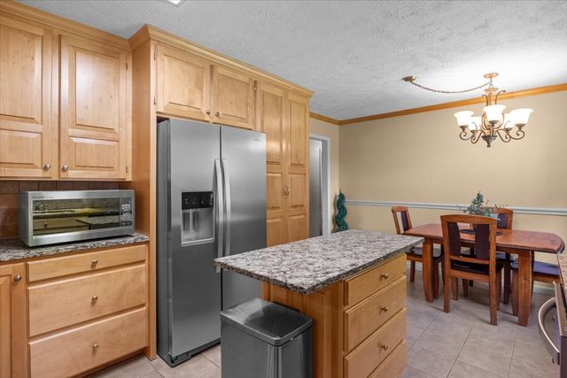 555 Lakeview Cir, Tennessee Ridge, TN 37178