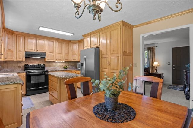 555 Lakeview Cir, Tennessee Ridge, TN 37178