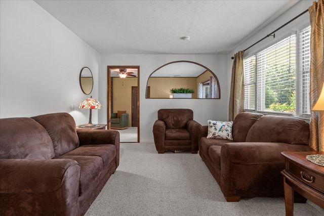 555 Lakeview Cir, Tennessee Ridge, TN 37178