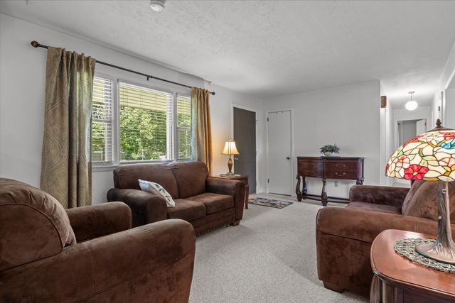 555 Lakeview Cir, Tennessee Ridge, TN 37178