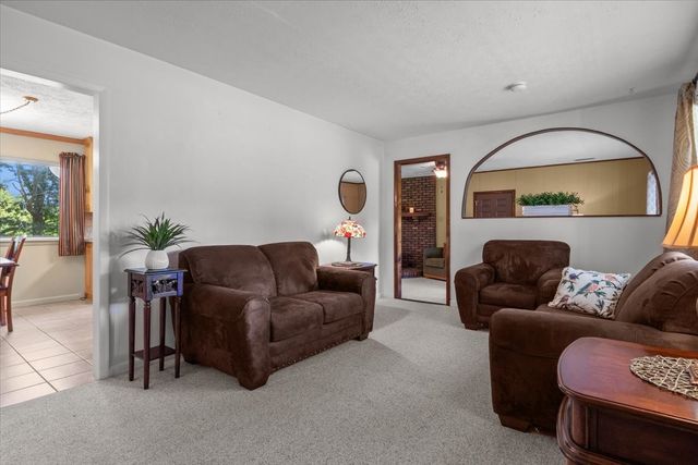 555 Lakeview Cir, Tennessee Ridge, TN 37178