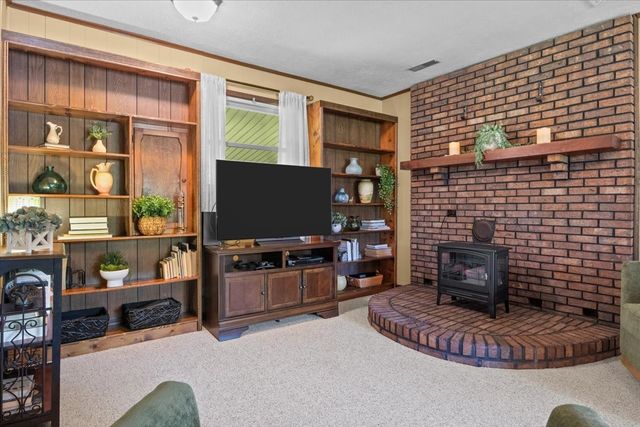 555 Lakeview Cir, Tennessee Ridge, TN 37178