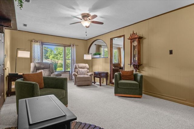 555 Lakeview Cir, Tennessee Ridge, TN 37178