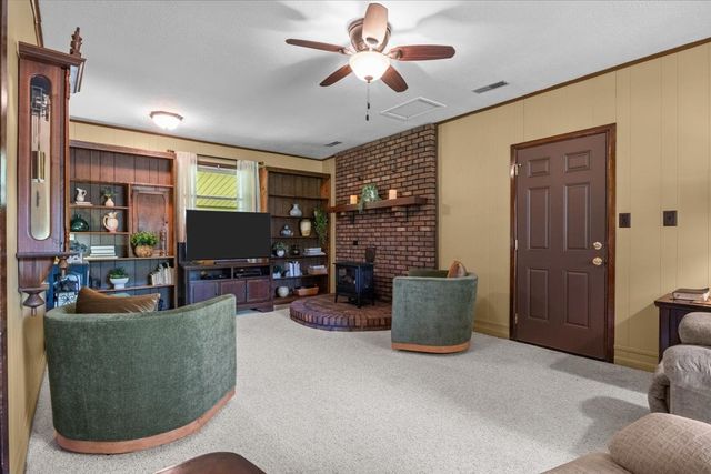 555 Lakeview Cir, Tennessee Ridge, TN 37178