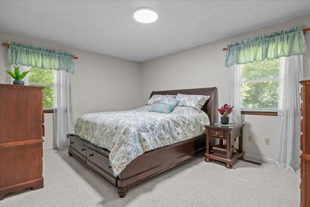 555 Lakeview Cir, Tennessee Ridge, TN 37178