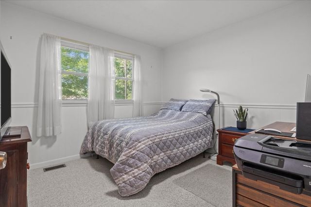 555 Lakeview Cir, Tennessee Ridge, TN 37178