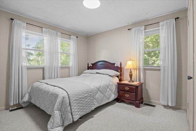 555 Lakeview Cir, Tennessee Ridge, TN 37178
