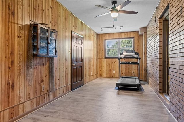555 Lakeview Cir, Tennessee Ridge, TN 37178