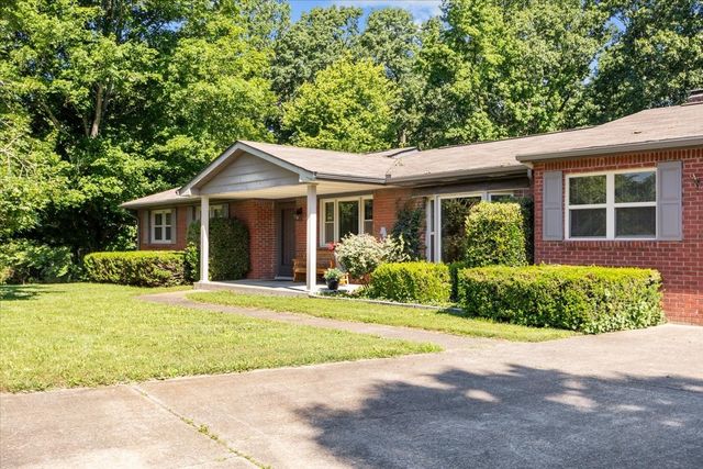 555 Lakeview Cir, Tennessee Ridge, TN 37178