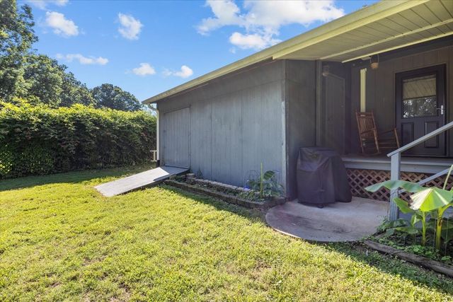 555 Lakeview Cir, Tennessee Ridge, TN 37178