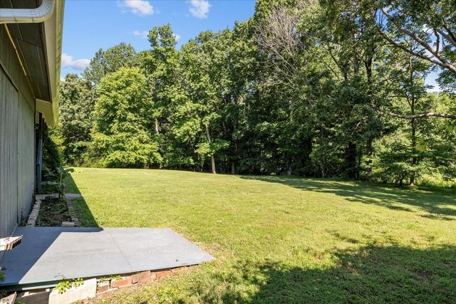 555 Lakeview Cir, Tennessee Ridge, TN 37178