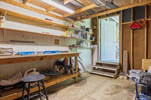 555 Lakeview Cir, Tennessee Ridge, TN 37178