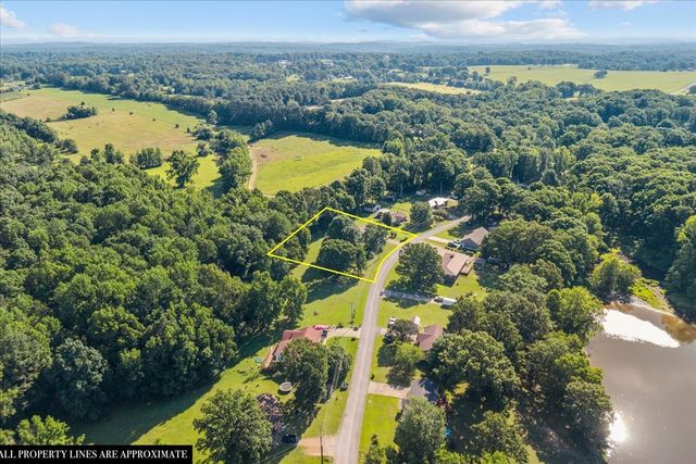 555 Lakeview Cir, Tennessee Ridge, TN 37178