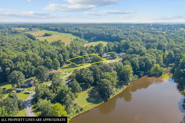 555 Lakeview Cir, Tennessee Ridge, TN 37178