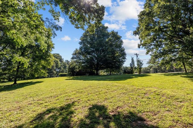 555 Lakeview Cir, Tennessee Ridge, TN 37178