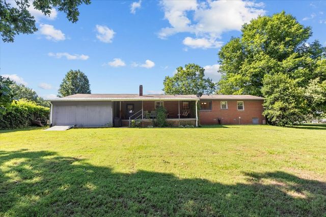 555 Lakeview Cir, Tennessee Ridge, TN 37178