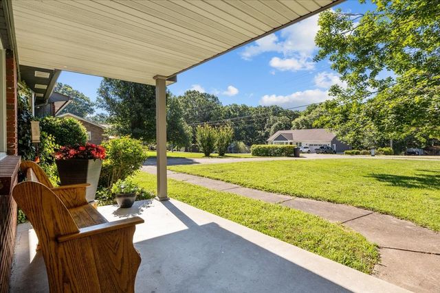 555 Lakeview Cir, Tennessee Ridge, TN 37178
