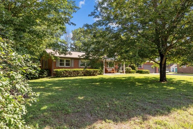 555 Lakeview Cir, Tennessee Ridge, TN 37178