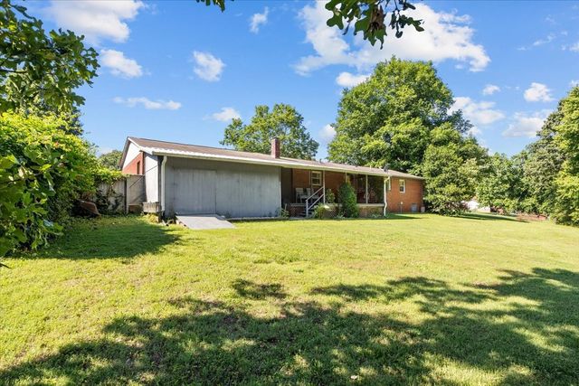 555 Lakeview Cir, Tennessee Ridge, TN 37178