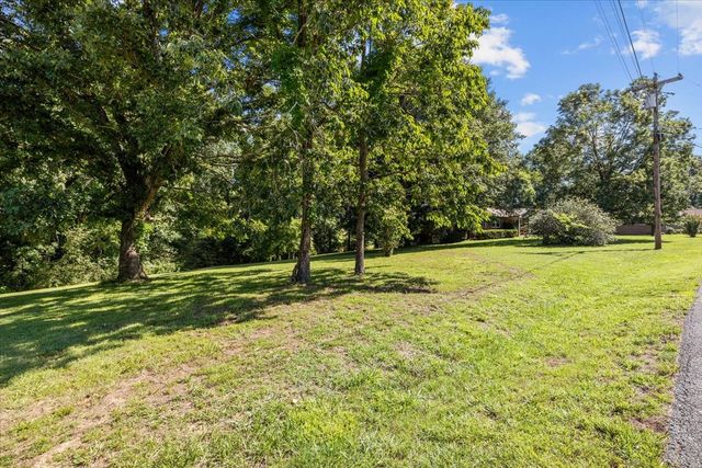 555 Lakeview Cir, Tennessee Ridge, TN 37178
