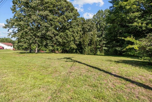 555 Lakeview Cir, Tennessee Ridge, TN 37178