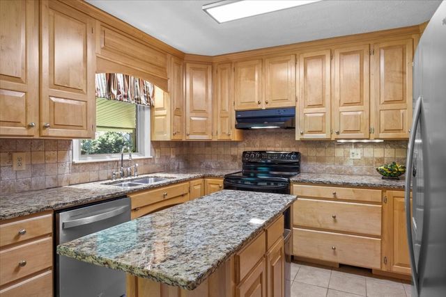 555 Lakeview Cir, Tennessee Ridge, TN 37178