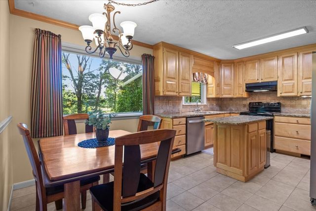 555 Lakeview Cir, Tennessee Ridge, TN 37178