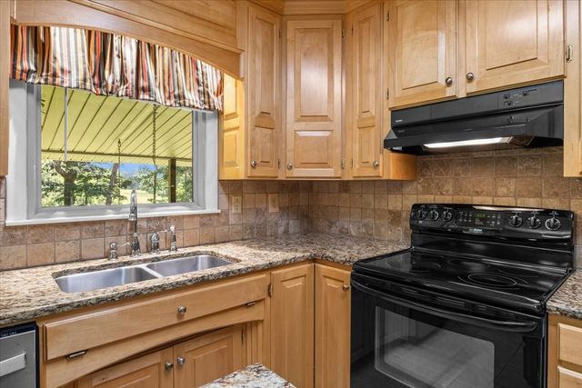 555 Lakeview Cir, Tennessee Ridge, TN 37178