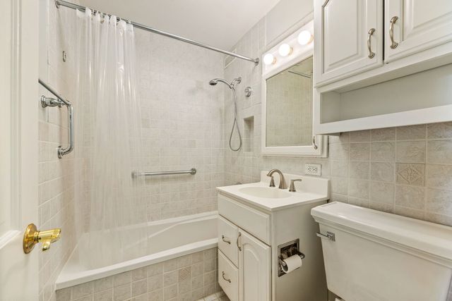 2970 N Lake Shore Drive 2C, Chicago, IL 60657