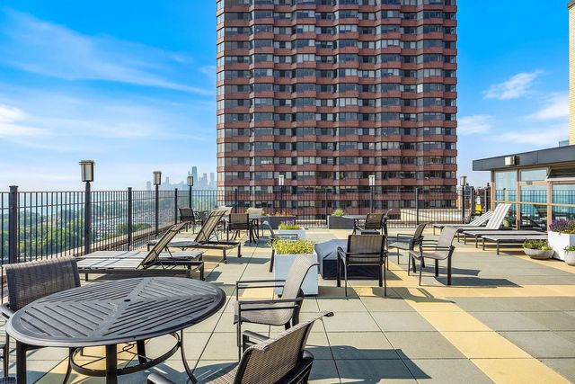 2970 N Lake Shore Drive 2C, Chicago, IL 60657