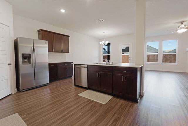 512 Mccoy Drive, Van Alstyne, TX 75495