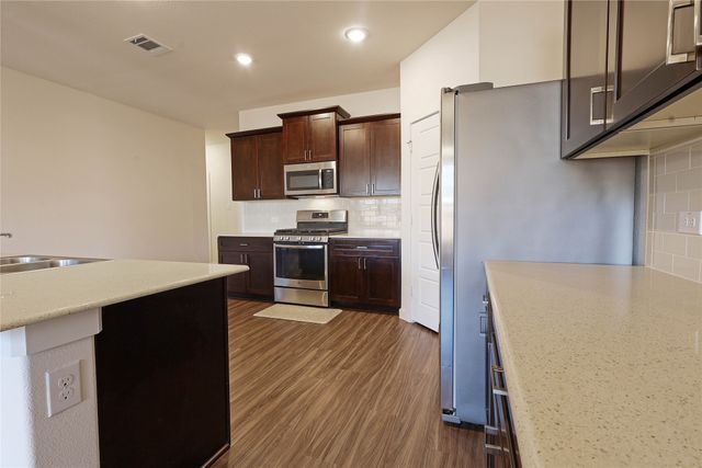 512 Mccoy Drive, Van Alstyne, TX 75495