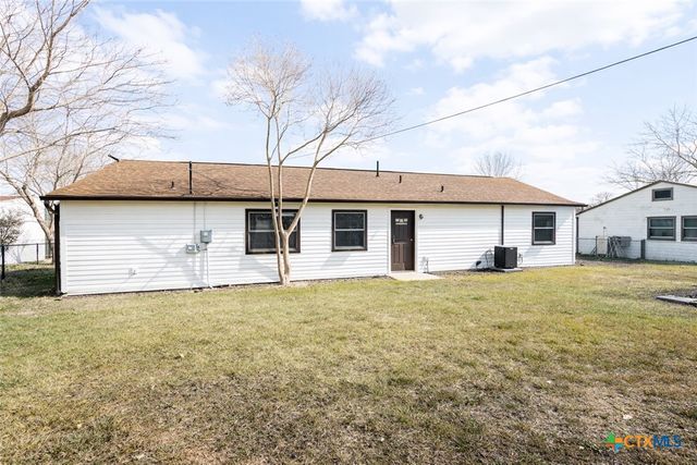 105 Massanet Street, Port Lavaca, TX 77979