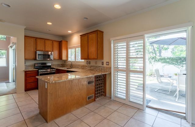 9501 Portside Ln, Elk Grove, CA 95758