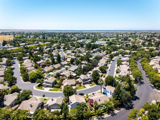 9501 Portside Ln, Elk Grove, CA 95758