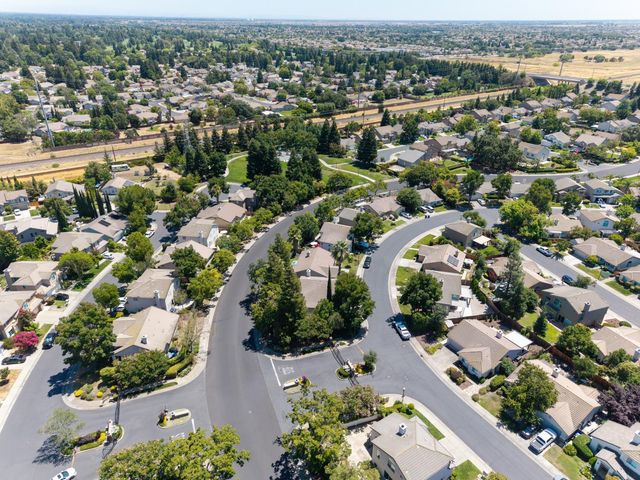 9501 Portside Ln, Elk Grove, CA 95758