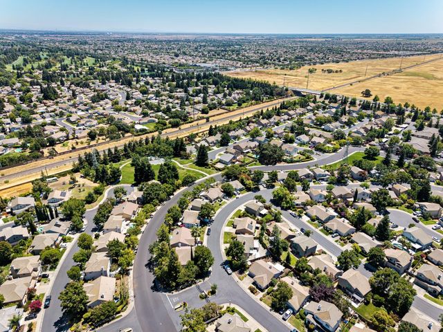 9501 Portside Ln, Elk Grove, CA 95758
