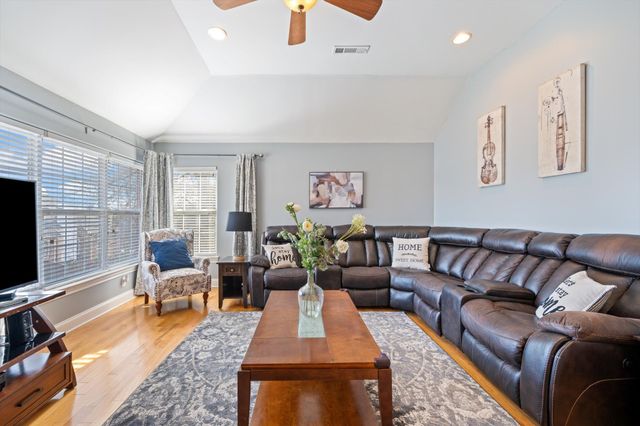 210 Bedrock Dr, White House, TN 37188