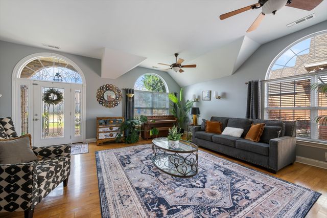 210 Bedrock Dr, White House, TN 37188