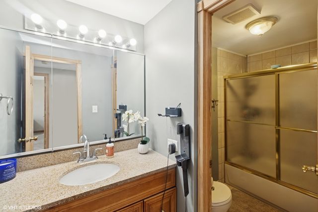 12 Cloverdale Court, Buffalo Grove, IL 60089