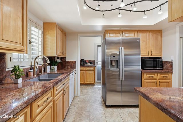2206 E NICOLET Avenue, Phoenix, AZ 85020