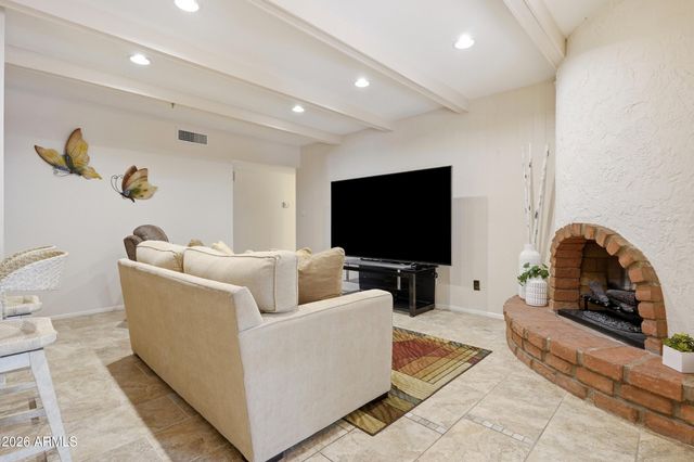 2206 E NICOLET Avenue, Phoenix, AZ 85020