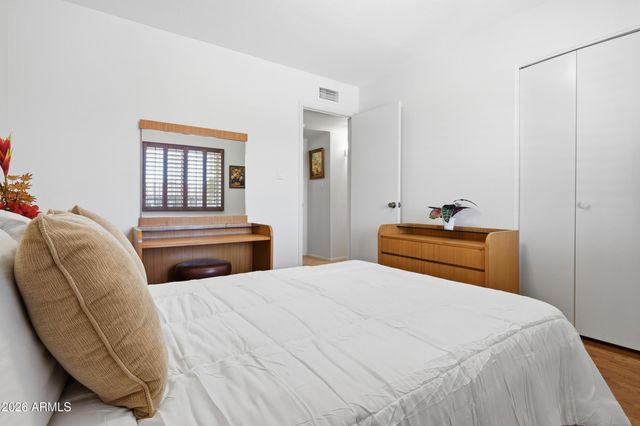 2206 E NICOLET Avenue, Phoenix, AZ 85020