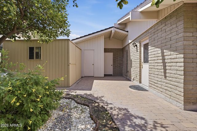 2206 E NICOLET Avenue, Phoenix, AZ 85020