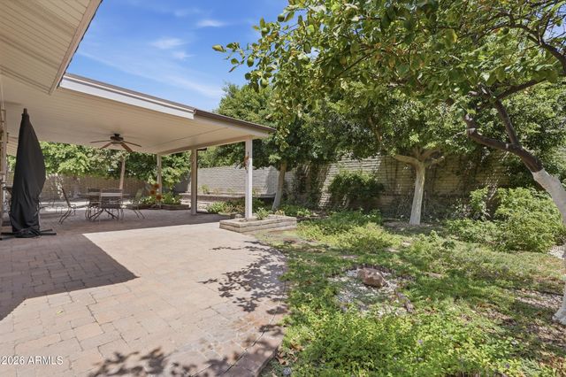 2206 E NICOLET Avenue, Phoenix, AZ 85020