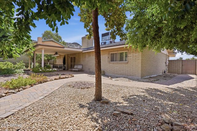2206 E NICOLET Avenue, Phoenix, AZ 85020