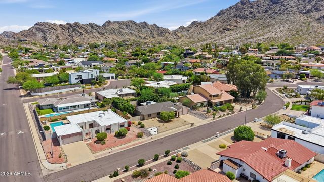 2206 E NICOLET Avenue, Phoenix, AZ 85020
